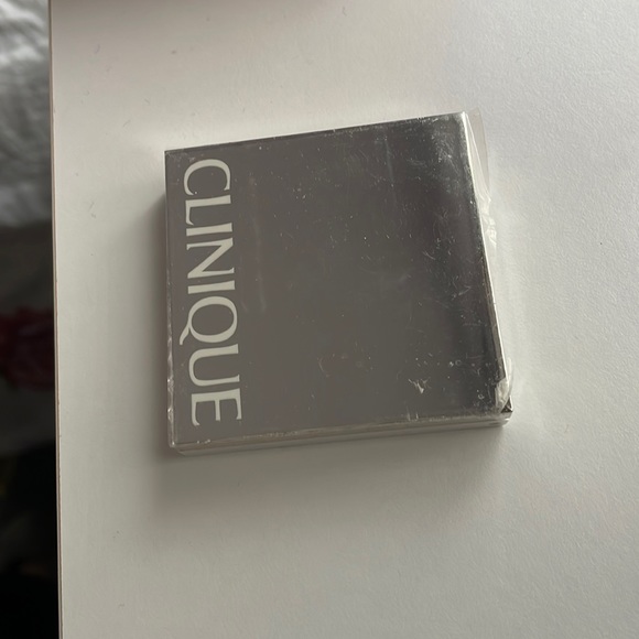 Clinique colour surge eyeshadow duo blackberry frost & new clover blush. - Picture 2 of 4